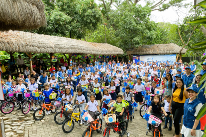Evento. La fundación entregó bicicletas a 100 estudiantes.