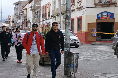 1. Viviendas. Todavía hay casas en el casco comercial, sin embargo, ha disminuido la cantidad de residentes.
