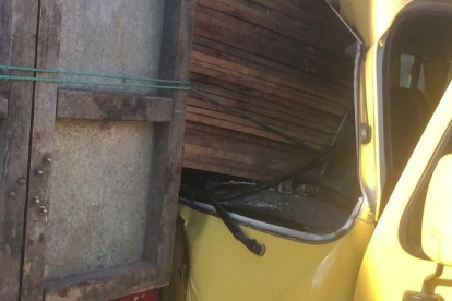 La madera se incrustó dentro de la cabina del lado del conductor, luego del impacto entre la buseta escolar y el camión.