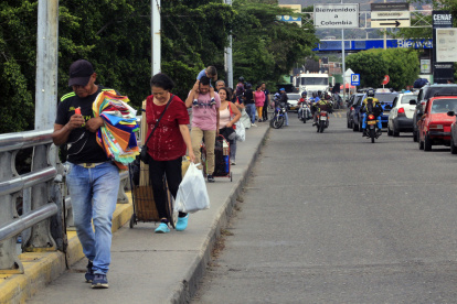 Venezolanos caminan por el Puente Simón Bolívar, el 18 de julio de 2024, en Villa del Rosario (Colombia).