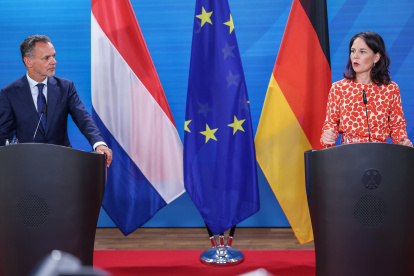 La Ministra de Asuntos Exteriores alemana, Annalena Baerbock (R), y el Ministro de Asuntos Exteriores de los Países Bajos, Caspar Veldkamp asisten a conferencia.