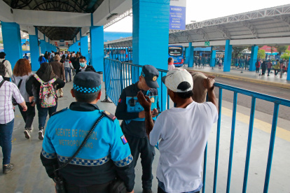 Referencial: Personal del Cuerpo de Agentes de Control Metropolitano durante un operativo de control