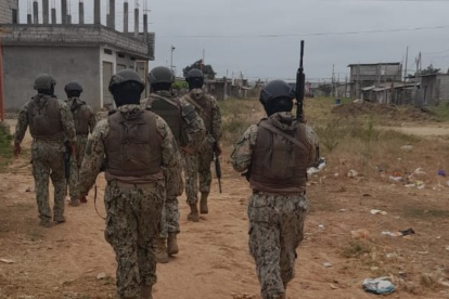 Efectivos militares realizaron operativos en el sector Finca Delia en Durán.