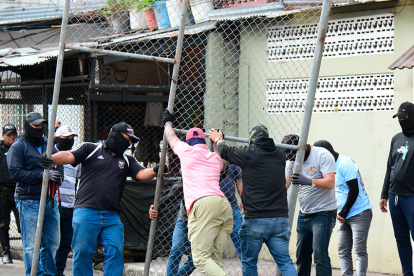 Empleados municipales retiraron las rejas.