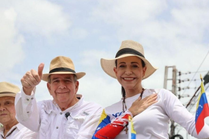 Edmundo González junto a María Corina Machado, ambos lideran la oposición al régimen de Nicolás Maduro.