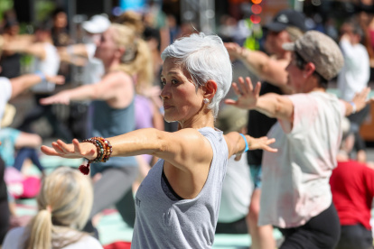 Una mujer participando de una clase de yoga gratuita.