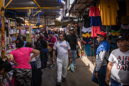Caracas. Compradores caminan en un mercado popular de la capital venezolana.