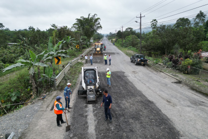 Trabajos. Personal del MTOP realiza las labores en las carreteras.