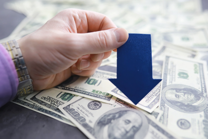 Una recesión económica se caracteriza por un menor consumo y producción, aumento del desempleo y caída en la inversión.