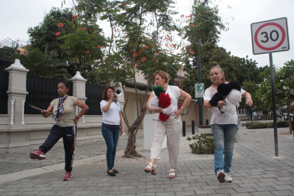 Ensayo. Exalumnas del entonces Colegio Nacional Guayaquil buscan formar el grupo de exbastoneras y exmiembros de la banda de paz.