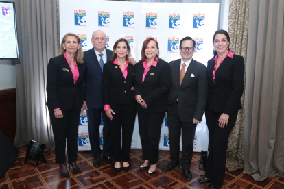 Diana de Pérez, Guillermo Wright, Lily de Wright, Esperanza de González, Alberto Rigaíl y Caterina Costa.