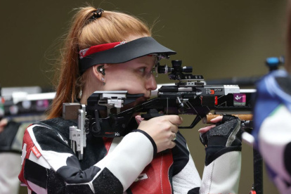 Una de las integrantes del equipo de tiro deportivo en una competencia previa.