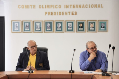 El presidente del COE, Jorge Delgado (i), en una de las sesiones de consejo.