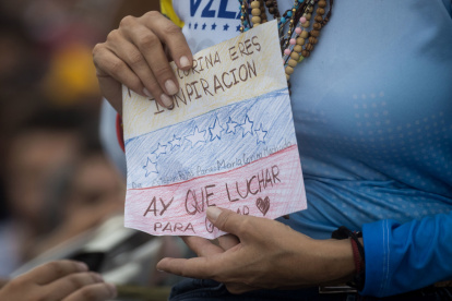 La líder opositora venezolana María Corina Machado sostiene un cartel en un acto de campaña en apoyo al candidato a la presidencia de Venezuela, Edmundo González, el 17 de julio del 2024, en Guanare (Venezuela).