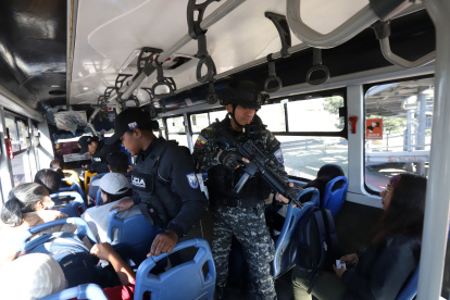 Efecticos de la Policía Nacional subieron a los buses que circulan por la vía y revisaron a los pasajeros.