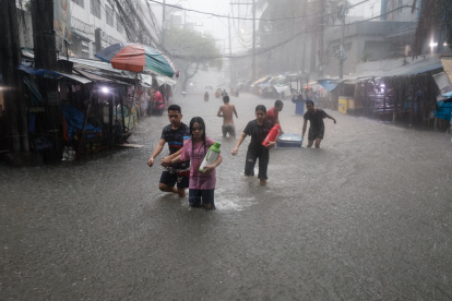 Residentes caminan en una zona inundada tras las lluvias monzónicas en Manila, Filipinas, el 24 de julio de 2024.