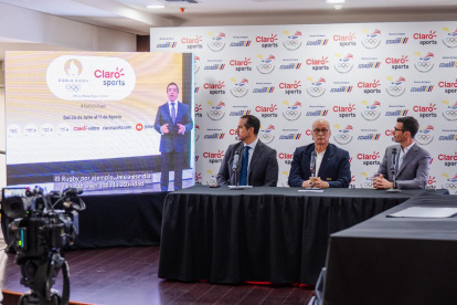 Anuncio. Alfredo Escobar, Jorge Delgado y Andrés Guschmer, en la mesa directiva durante la rueda de prensa efectuada en el auditorio del COE en Guayaquil.