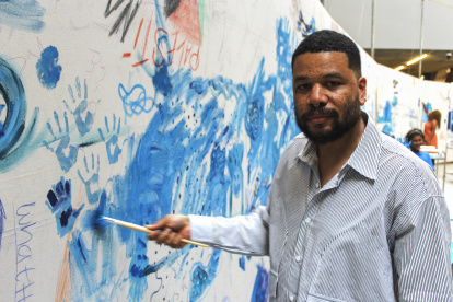 El artista colombiano Oscar Murillo invita a niños y adultos a empuñar los pinceles