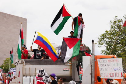Personas se manifiestan contra la visita del primer ministro israelí, Benjamín Netanyahu, a l Congreso de Estados Unidos en Washington.