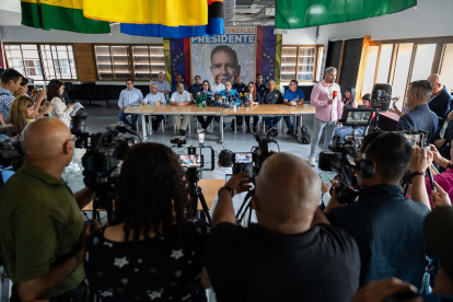 Caracas. El exdiputado Biagio Pilieri, habla durante una rueda de prensa de la Plataforma Unitaria Democrática, en la capital de Venezuela.