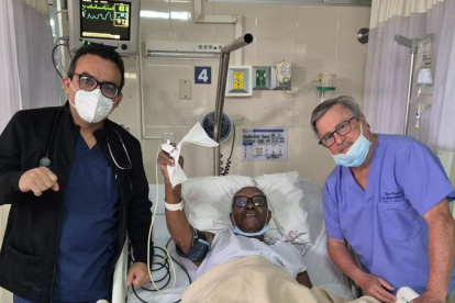 Moacyr Pinto con todo el buen ánimo y su salud mejora, el Dr. Roberto Gilbert le daría el alta en las próximas horas.