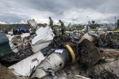 Katmandú. Personal técnico recorre el sitio donde cayó la aeronave.