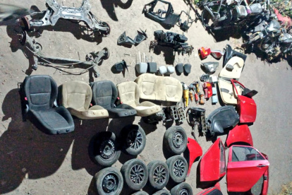 Entre los indicios que encontró la Policía están 48 piezas y autopartes de vehículos, nueve autopartes eléctricas y tres matrículas.