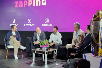 El presidente de LigaPro, Miguel Ángel Loor (segundo desde la izquierda) setuvo presente junto a los representantes de Zapping, Telconet y Xtrim.