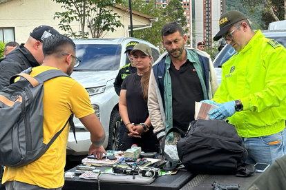 Edgar de Jesús Orrego Arango (2-d), alias "Firu", y a alias "Érika Castro" (c), dos de los tres disidentes de las FARC detenidos este 23 de julio de 2024, en Medellín (Colombia).