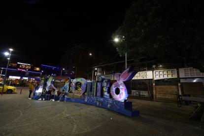La actividad nocturna característica de La Mariscal poco a poco va tomando vida. Sin embarhgo, en los alrededores de la Plaza Foch las calles están vacías y con locales cerrados.