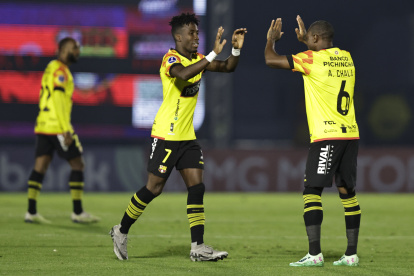AMDEP4013. BRAGANCA PAULISTA (BRASIL), 24/07/2024.- Adonis Preciado (i) de Barcelona celebra su gol este miércoles, en un partido por la clasificación a los octavos de final de la Copa Sudamericana entre RB Bragantino y Barcelona SC en el estadio Nabi Abi Chedid en Braganca Paulista (Brasil). EFE/ Isaac Fontana