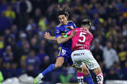 Edinson Cavani (i) de Boca disputa un balón con Richard Schunke de Independiente este miércoles, a un partido por la clasificación a los octavos de final de la Copa Sudamericana entre Boca Juniors e Independiente del Valle (IDV)