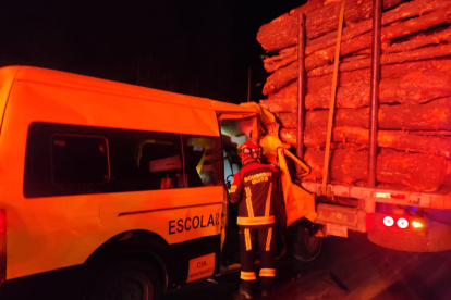 El siniestro de tránsito en Pintag involucra a una furgoneta escolar y un tráiler