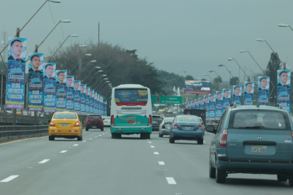 El puente de la Unidad Nacional amaneció abarrotado con publicidad con el rostro del presidente Daniel Noboa.