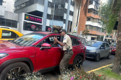 La Policía socializó con los conductores los tipos de seguridad para evitar el robo de vehículos en Quito.