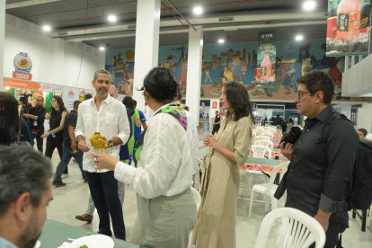 El concejal Raúl Chávez estuvo presente en la Feria Raíces.