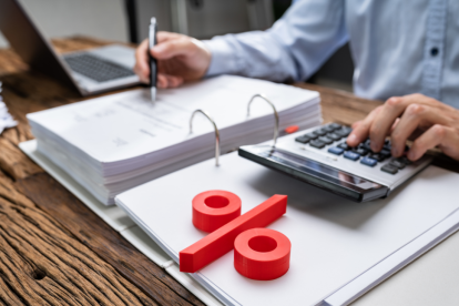 El IVA (Impuesto al Valor Agregado) es un impuesto indirecto que grava el consumo de bienes y servicios.