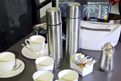 las tazas y vasos donde se encontraron restos de cianuro en la habitación del hotel de Bangkok.