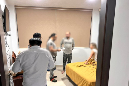 Uno de los exfuncionatios investigados por posible concusión es informado por la Policía sobre el allanamiento de este 25 de julio de 2024.