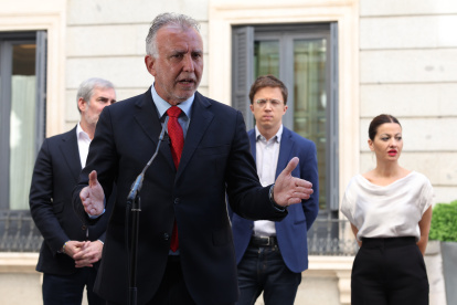 El ministro de Política Territorial, Ángel Víctor Torres, hace una declaración en presencia del presidente de Canarias, Fernando Clavijo (i), el portavoz de Sumar, Íñigo Errejón, y la ministra de Juventud e Infancia, Sira Rego.