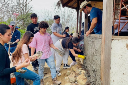 Portoviejo. Alumnos de Arquitectura realizan revestimento.