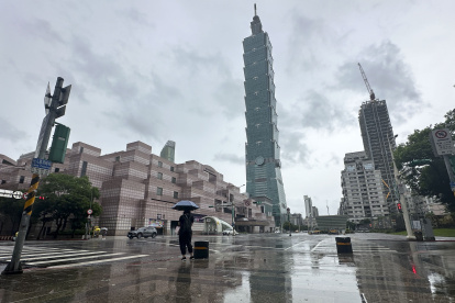 Vistas del centro de Taipéi tras el paso del tifón Gaemi, que tocó tierra en la costa este de Taiwán el miércoles por la noche.
