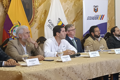 Hernán Luque, ministro de Transporte y Obras Públicas, señaló que se destinará 150 millones de dólares para tres vías de Azuay.
