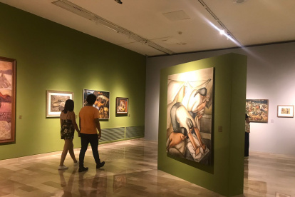 Interesados en el arte visitan la exposición que estará disponible hasta febrero.