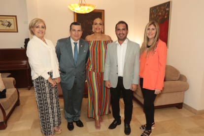 Esmeralda de Parodi, Carlos Estarellas, Xiomara de Sempértegui, Manuel Pardo y Paula Casado.