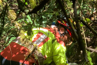 Personal de Bomberos rescató a dos niños que cayeron a una quebrada en el puente 2, Valle de Los Chillos