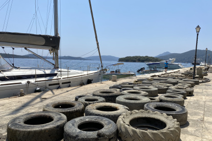 Decenas de neumáticos, botellas, tubos y otros residuos plásticos que recuperó la ONG Aegean Rebreath del fondo marino del puerto de Perigiali, situado en la isla griega de Lefkada.