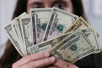 Una persona muestra dolares en una casa de cambio, el 1 de febrero de 2024, en Ciudad Juárez, en el estado de Chihuahua (México).