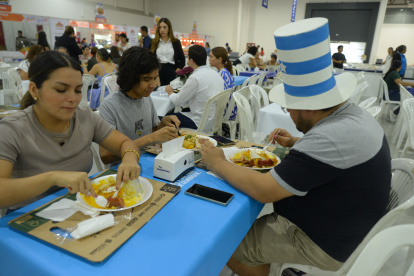 Gastronomía. Apenas se inauguró la feria este jueves 25, los visitantes acudieron a las huecas.