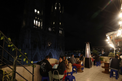 Escenario. El karaoke bajo las estrellas es una propuesta del Rooftop Casa Francisco